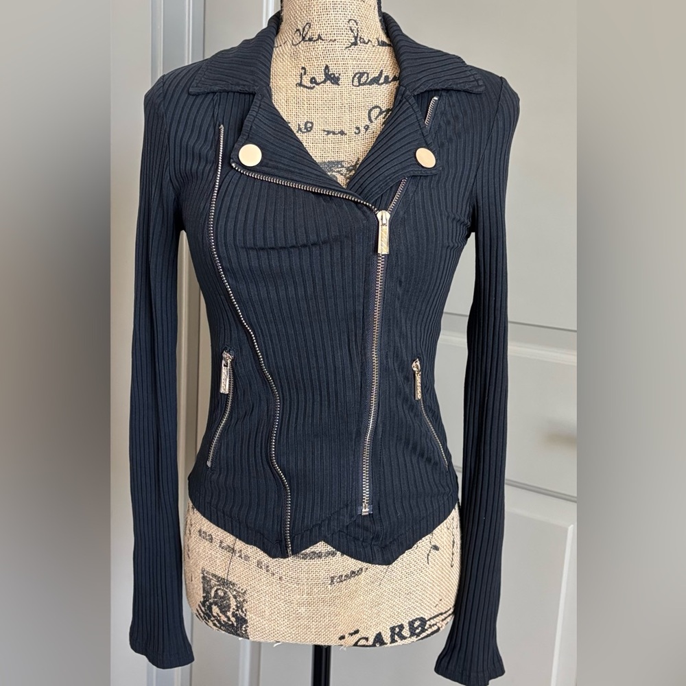 FASHION NOVA Black Cable Knit Zip Sweater - Picture 3 of 6
